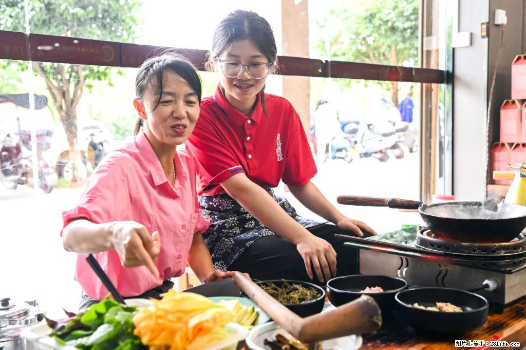全网追的“扁担女孩”,找了一份暑假工,时薪12元 - 内江生活资讯 - 内江28生活网 scnj.28life.com