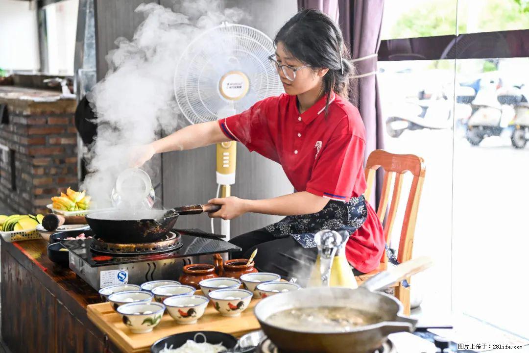 全网追的“扁担女孩”,找了一份暑假工,时薪12元 - 内江生活资讯 - 内江28生活网 scnj.28life.com